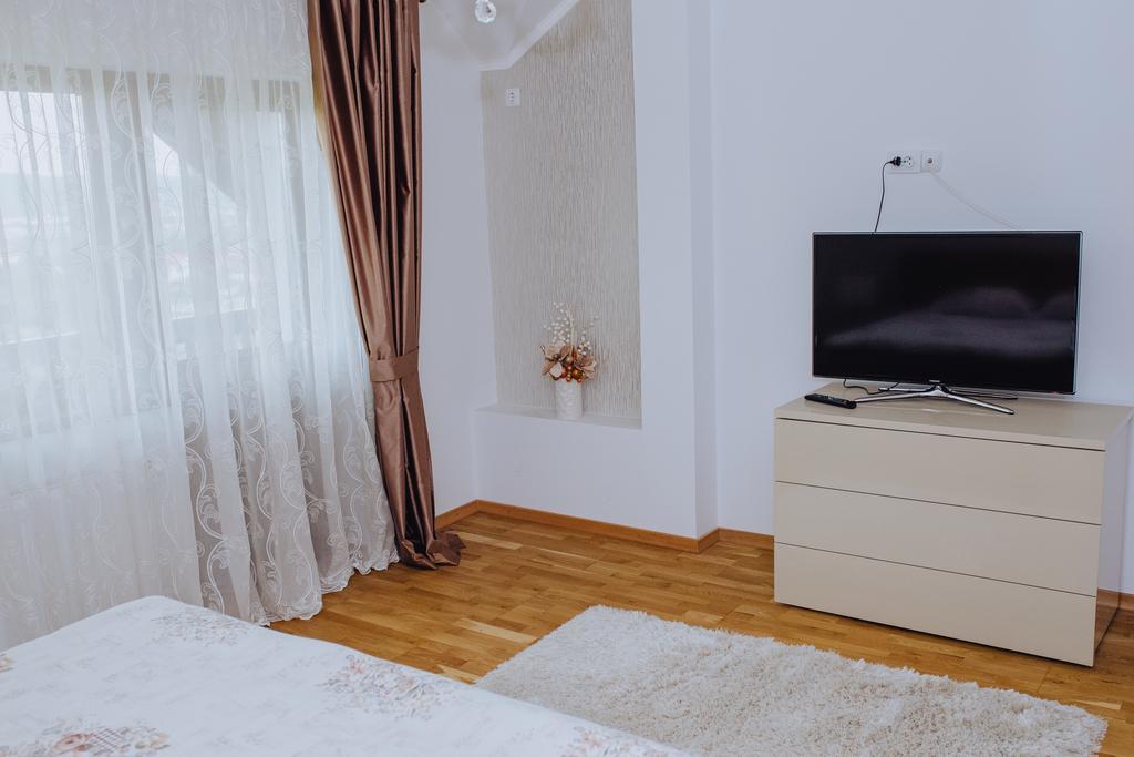 Pensiunea Andrei Maracineni Exteriér fotografie